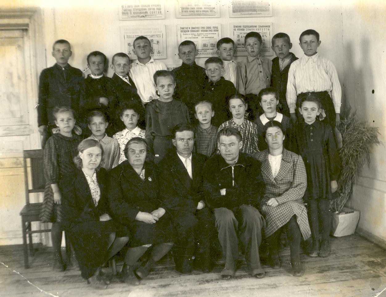 Богданова П.Ф. с учениками школы ЯГСС 1949-1950 гг.